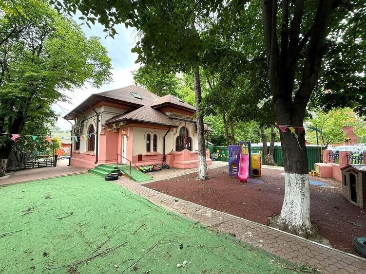 Casă cu 9 camere cu Canalizare în Timpuri Noi