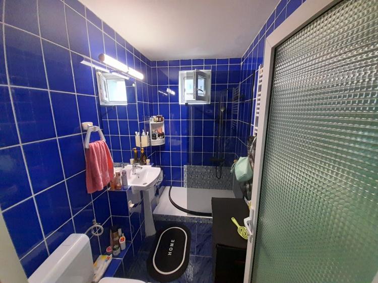 Apartament cu 3 camere semidecomandat, mobilat în Independenței