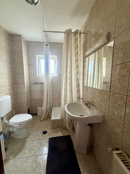 Casă individuală cu 8 camere cu Teren 484 Mp în Cetate