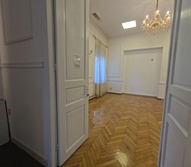 Casă individuală cu 6 camere cu Canalizare în Ultracentral