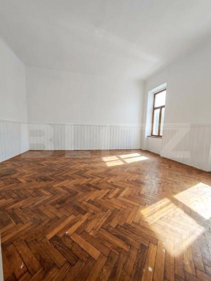 Apartament cu 3 camere semidecomandat în P-ța Maria