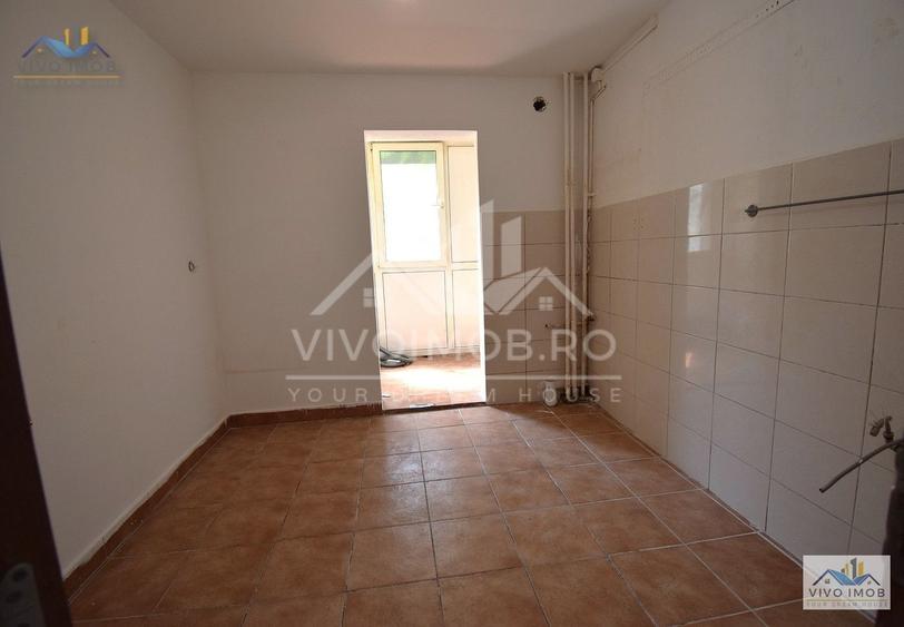 Apartament cu 3 camere semidecomandat în Titan