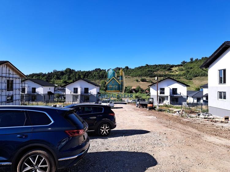 Duplex cu 3 camere cu Canalizare în Livezeni