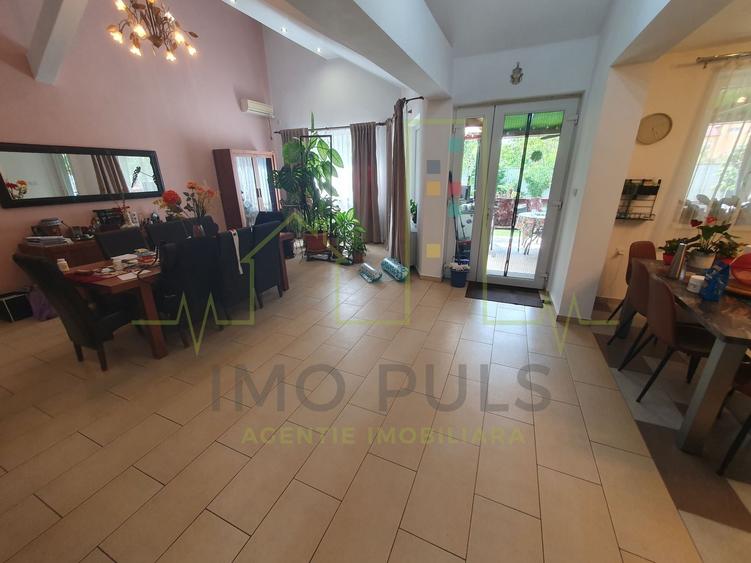 Casă individuală cu 10 camere cu Piscina în Soarelui