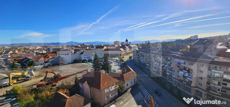 Apartament cu 3 camere semidecomandat în Central