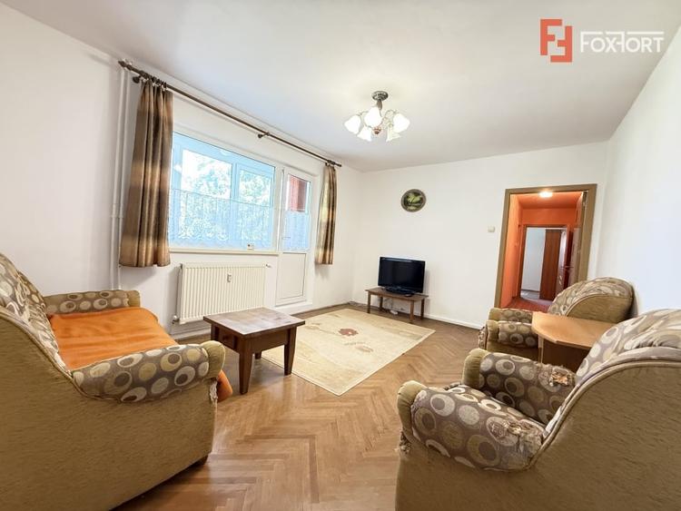 Apartament cu 3 camere semidecomandat, mobilat în Dacia