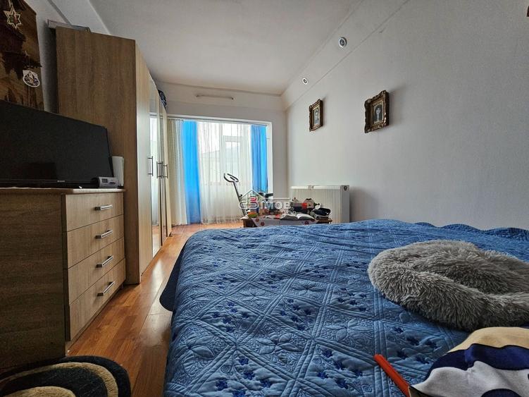 Apartament cu 3 camere semidecomandat în Micro 5