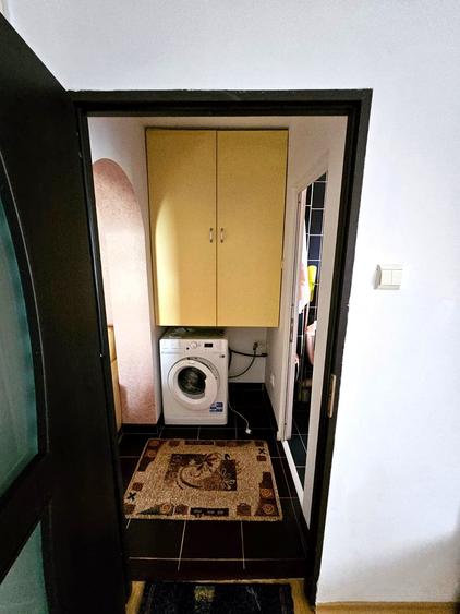 Apartament cu 3 camere semidecomandat, mobilat în Podu Roș