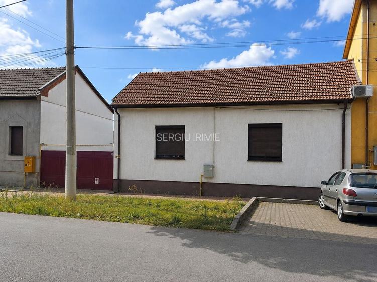 Casă 3 camere cu curte de inchiriat-Zona Pârneava