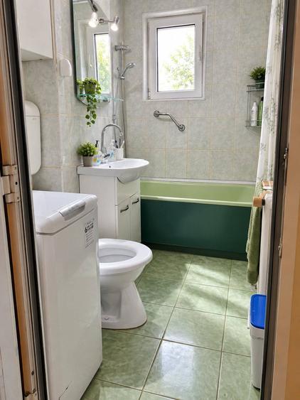 Apartament cu 3 camere, finisat, mobilat si utilat, cu geam la baie si balcon, zona Flora - 1