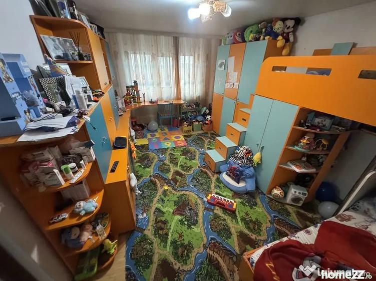 Apartament cu 3 camere decomandat în CET
