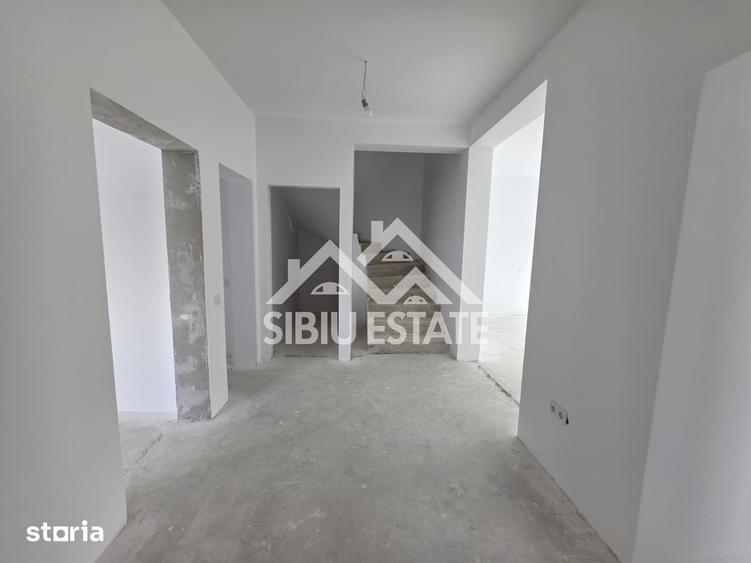 Casă cu 5 camere cu Teren 486 Mp în Cristian