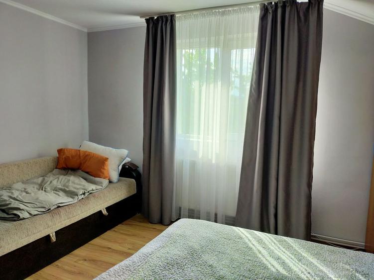 Casă individuală cu 9 camere cu Canalizare în Dumbrăvița