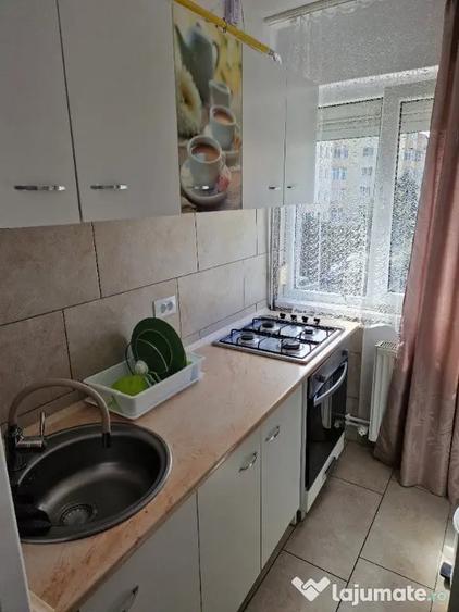 Apartament cu 3 camere semidecomandat în Central