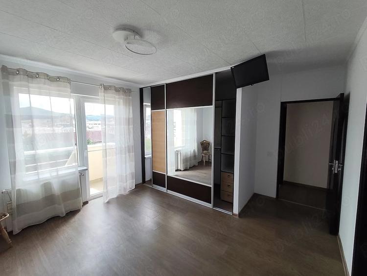 Apartament cu 4 camere decomandat în Florești
