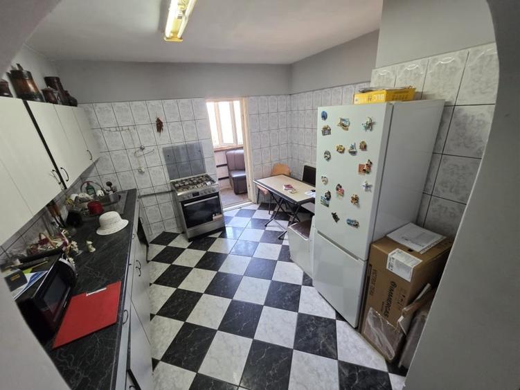 Apartament cu 4 camere decomandat în Rahova