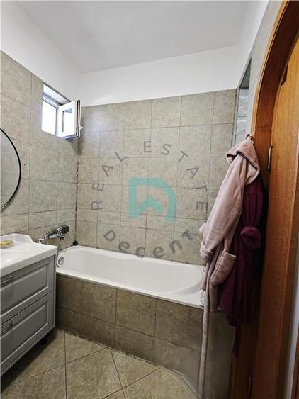 Casă individuală cu 6 camere cu Canalizare în Central