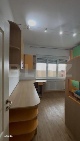 Apartament cu 3 camere semidecomandat, mobilat în Nord