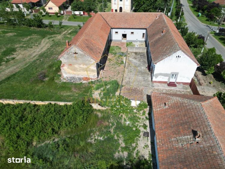 Casă cu 5 camere cu Teren 2890 Mp în Traian Vuia