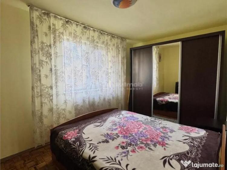 Apartament cu 3 camere semidecomandat în Gojdu