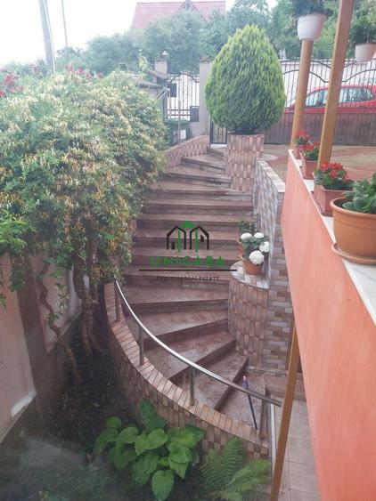 Casă individuală cu 8 camere cu Canalizare în Cetățuia