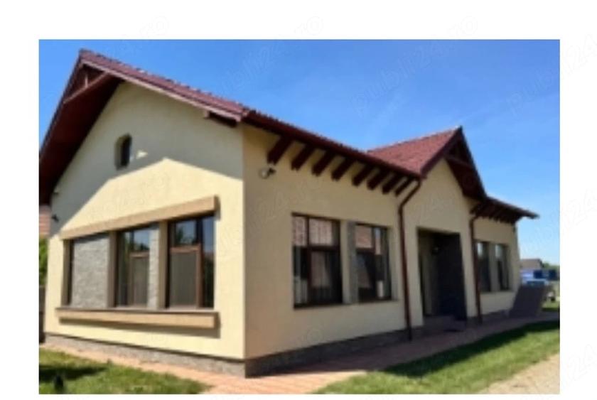 Casă cu Teren 2010 Mp în Săcălaz