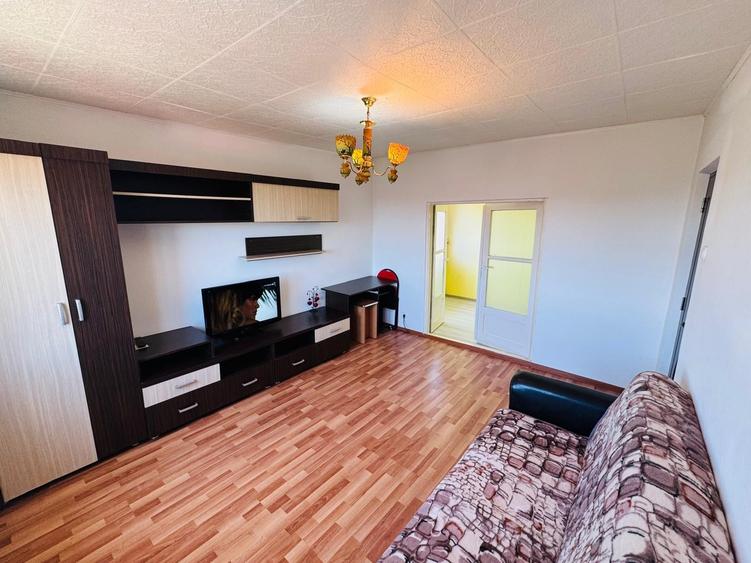 Apartament cu 3 camere semidecomandat în Crihala