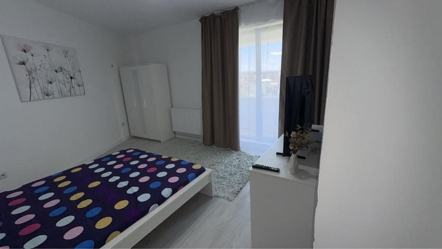 Garsonieră decomandată în Roșu