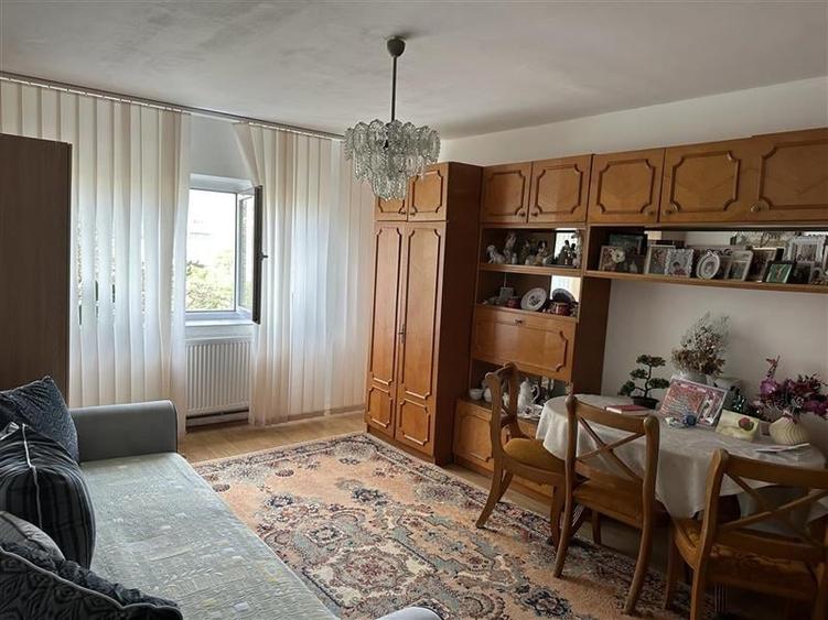 Apartament cu 3 camere decomandat în Plăvăț II