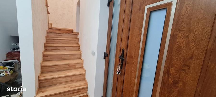 Casă cu 4 camere în Olteni