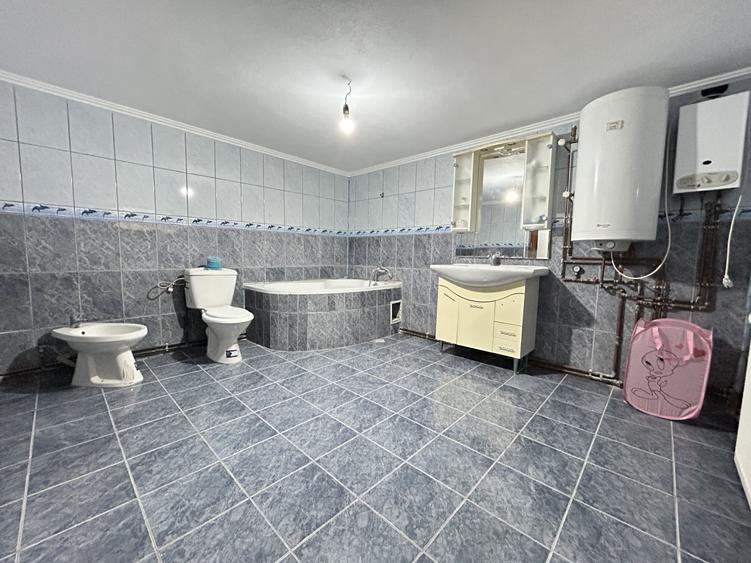 Casă individuală cu 6 camere cu Teren 1150 Mp în Zidurile