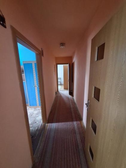 Apartament cu 3 camere semidecomandat, mobilat în Dacia