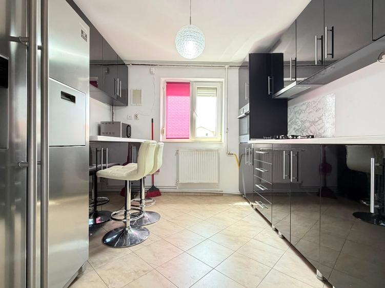 Apartament cu 3 camere decomandat în Girocului