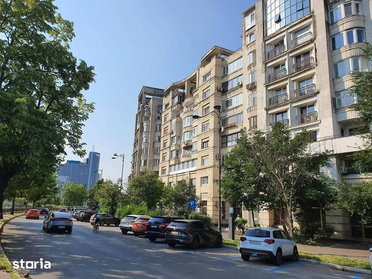 Apartament cu 4 camere semidecomandat în Centrul Civic