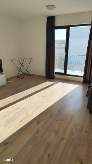 Apartament cu 4 camere semidecomandat în Băneasa