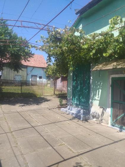 Casă cu 4 camere cu Teren 2000 Mp în Central