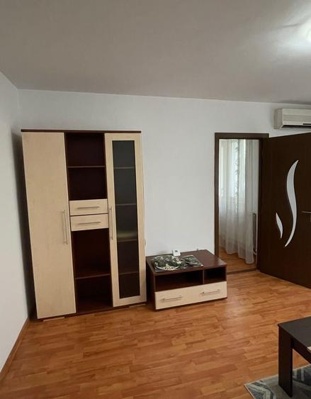 Apartament cu 3 camere semidecomandat în Vest