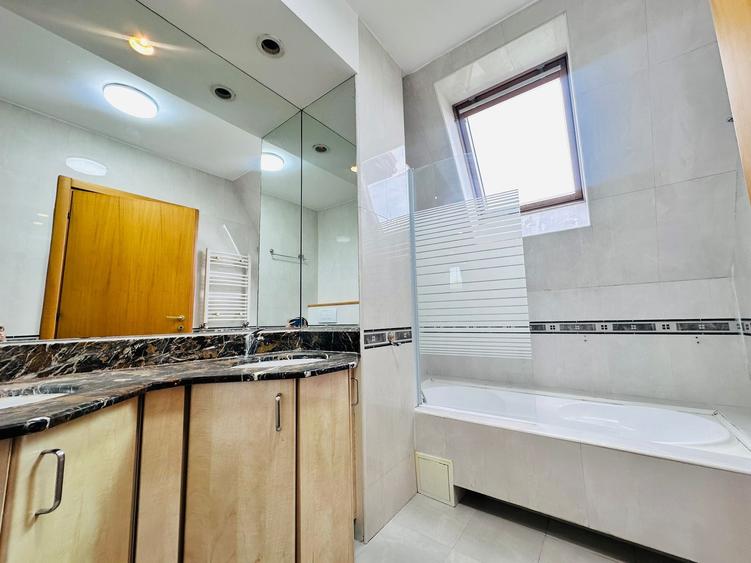 Duplex cu 6 camere cu Canalizare în Central
