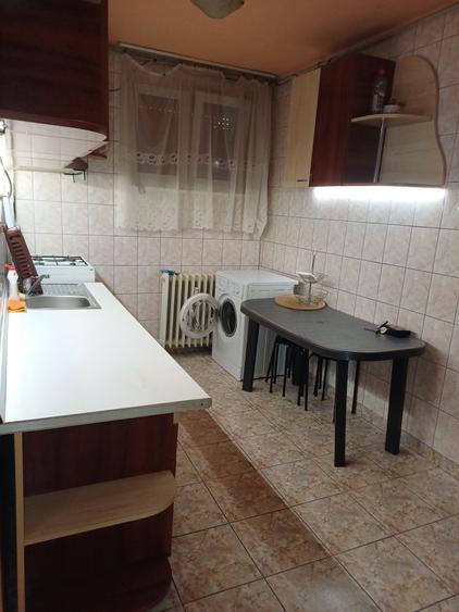 Apartament cu 3 camere decomandat în Calea București