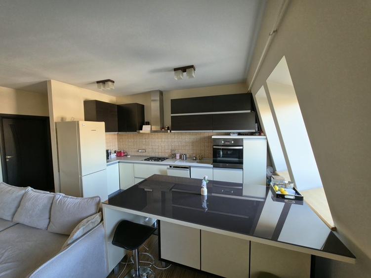 Apartament cu 3 camere semidecomandat în Central