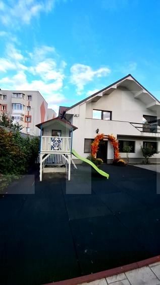 Casă individuală cu 5 camere cu Canalizare în Central