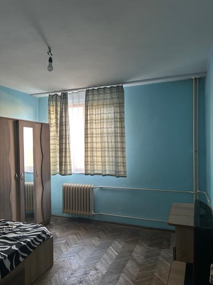 Apartament cu 3 camere semidecomandat în Craiovei