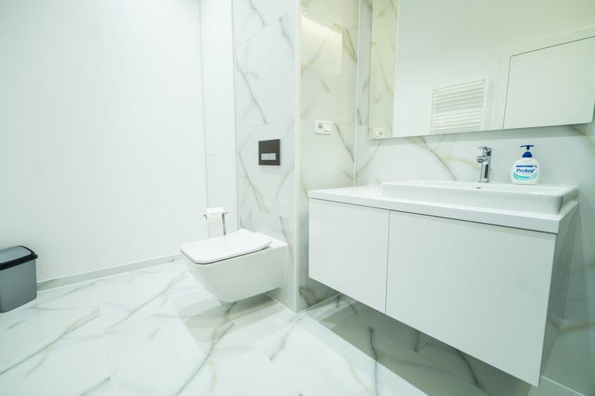 Apartament cu 3 camere semidecomandat, mobilat în P-ța Mihai Viteazul