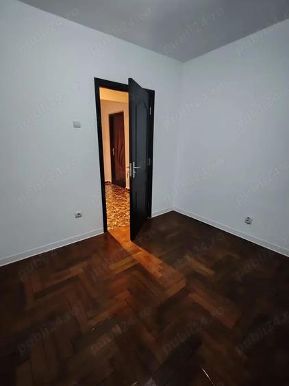 Apartament cu 4 camere decomandat în Roman