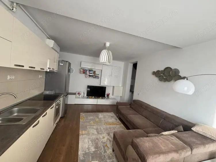 Apartament cu 3 camere semidecomandat în Girocului