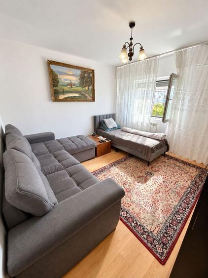 Garsonieră decomandată în Decebal