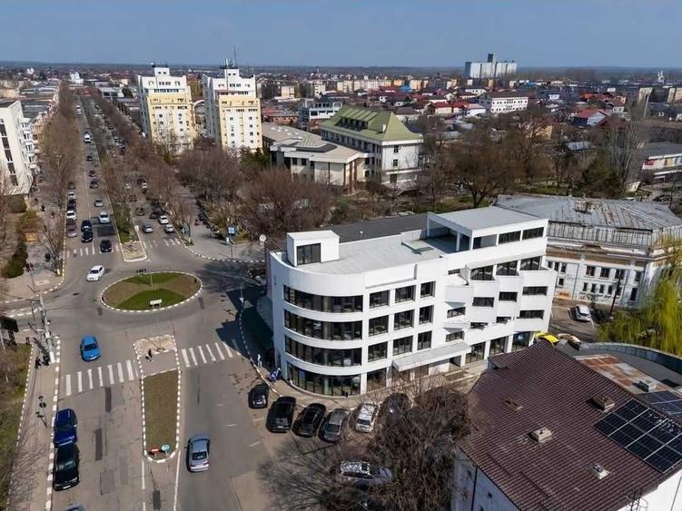 Spațiu comercial, de 360 mp, în Est