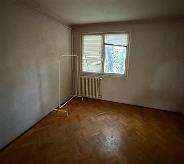 Apartament cu 4 camere decomandat în Băneasa