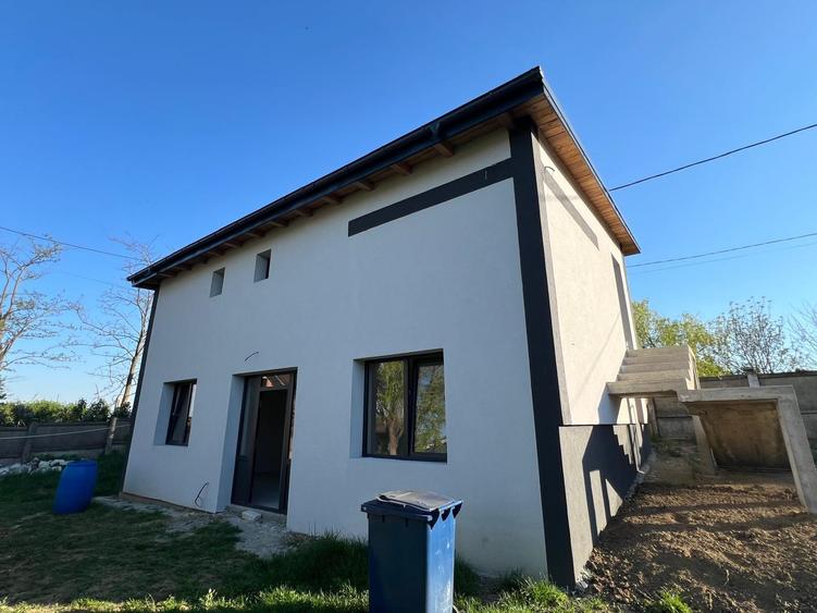 Casă individuală cu 4 camere cu Teren 300 Mp în Rediu