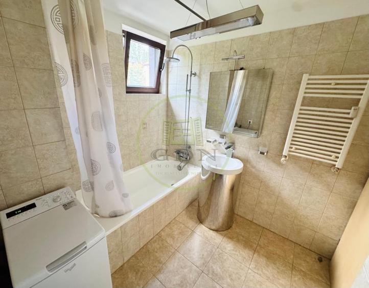 Apartament cu 3 camere semidecomandat, mobilat în Clăbucet